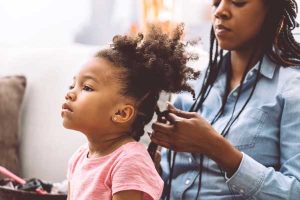 Comment démeler les cheveux crépus de votre enfant