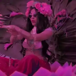 Doja cat dans le clip de So High, son premier single