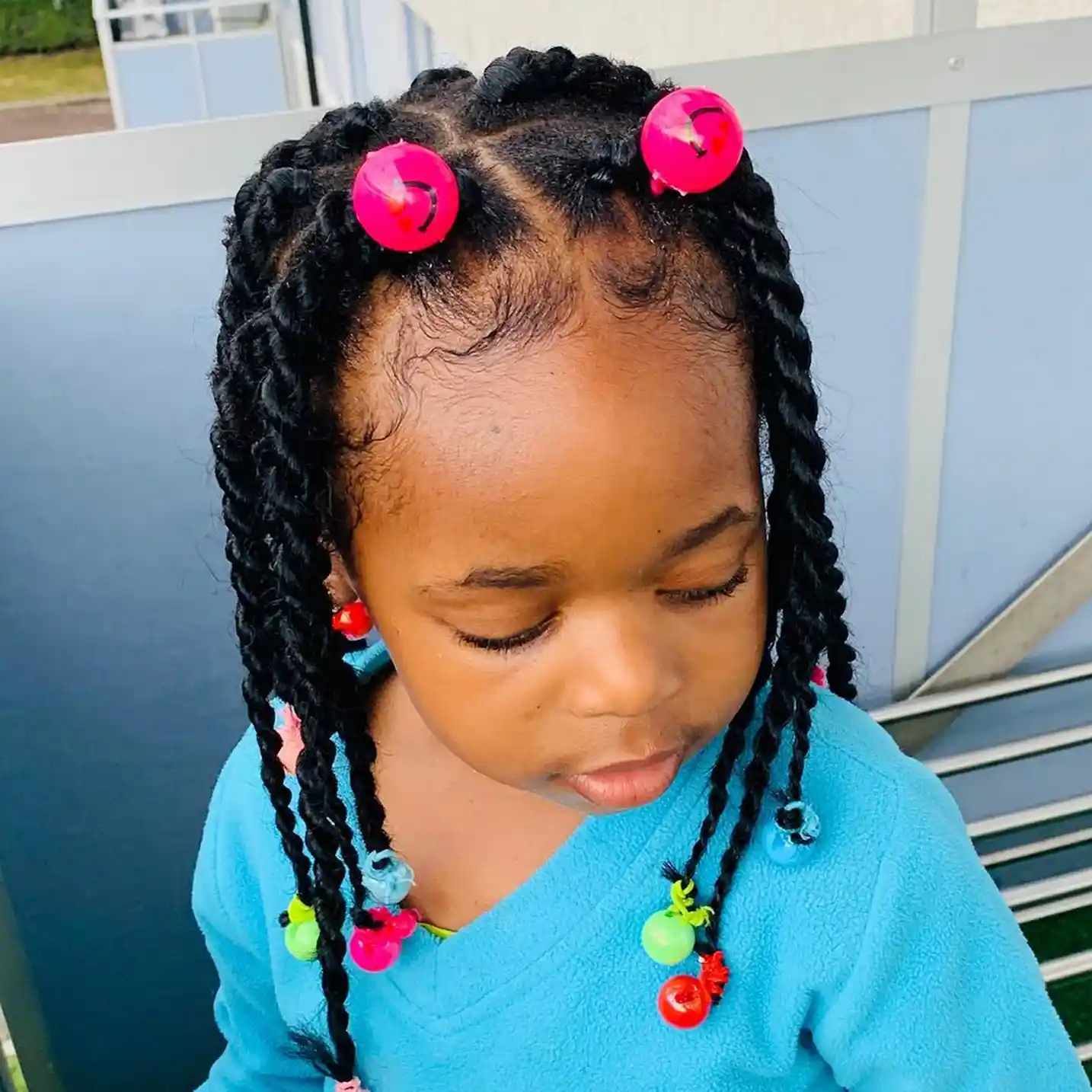 Idées de coiffure afro pour fillette: vanilles avec barrettes