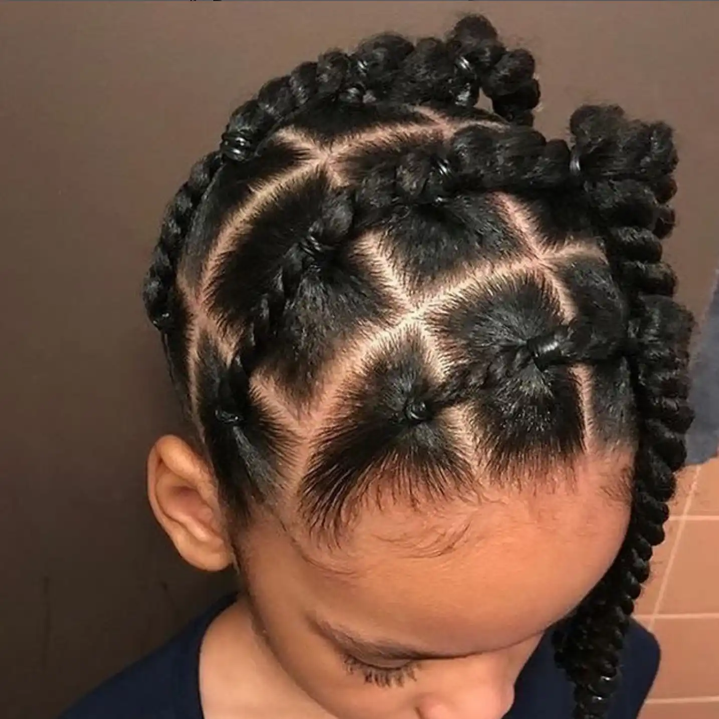 Idées de coiffure afro pour fillette: Vanilles attachées avec elastiques