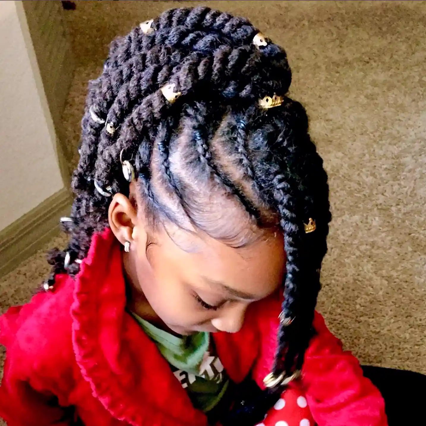 Idées de coiffure afro pour fillette: Vanilles collées (flat twists) avec bijoux de cheveux