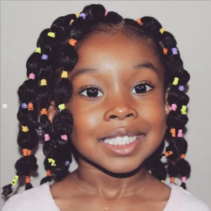 Idées de coiffure afro pour fillette: Elastiques colorés