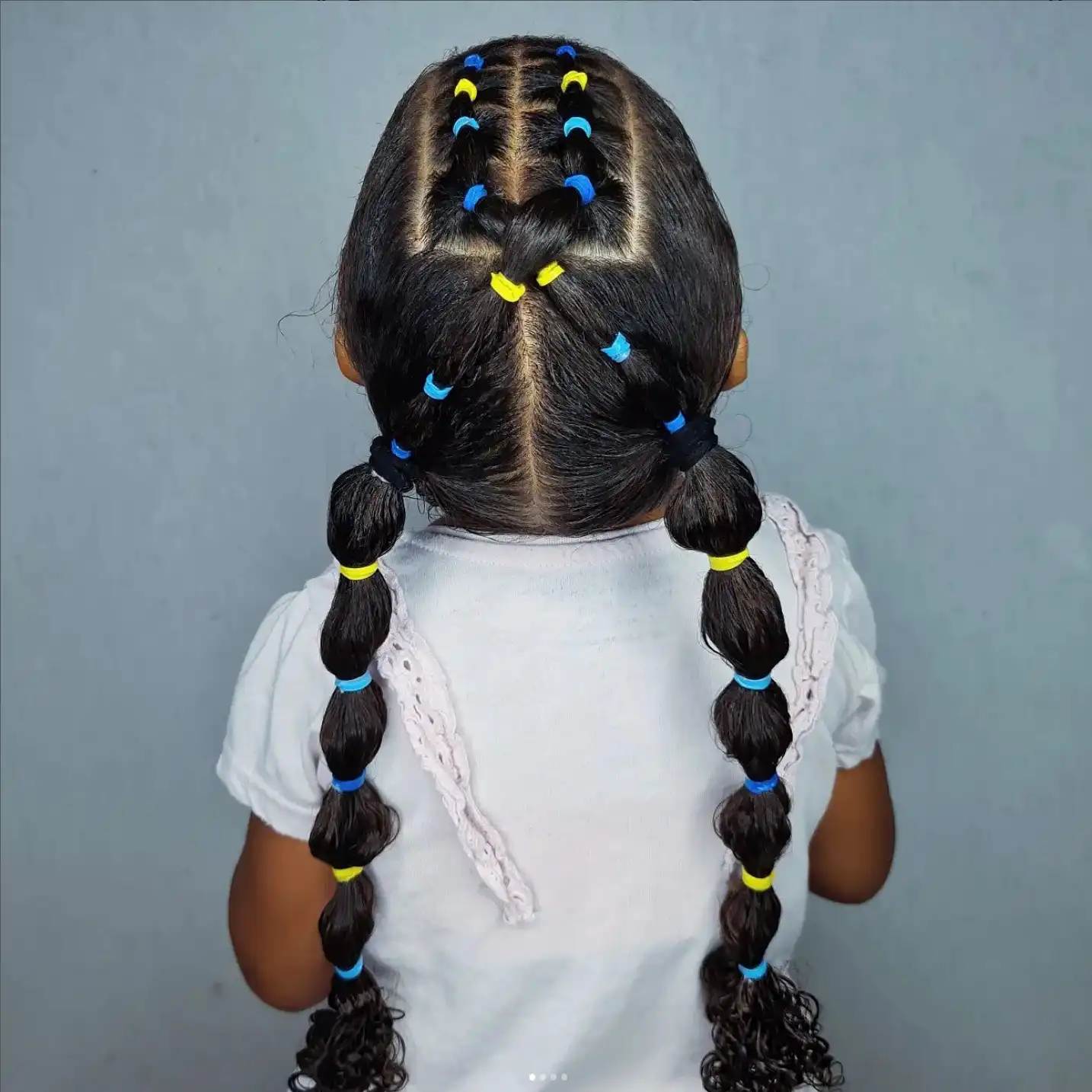 Idées de coiffure afro pour fillette: Elastiques colorés