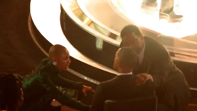 Denzel Washington console Will smith à la cérémonie des Oscars