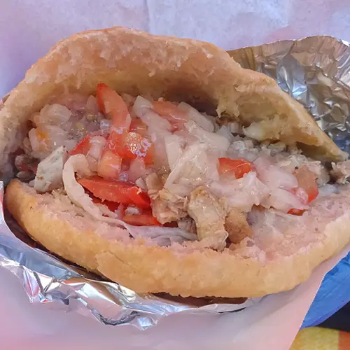 Le bokit: célèbre et délicieux sandwich d'origine guadeloupéenne