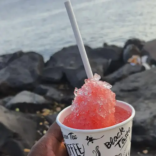 Le sinobol (ou snowball), le dessert à la glace pillée des plages antillaises