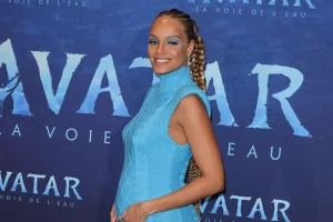 Alicia Aylies enceinte: elle révèle son baby bump à l'avant première d'Avatar 2