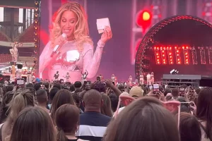 Beyoncé: elle révèle le sexe du bébé d’une fan en plein concert!