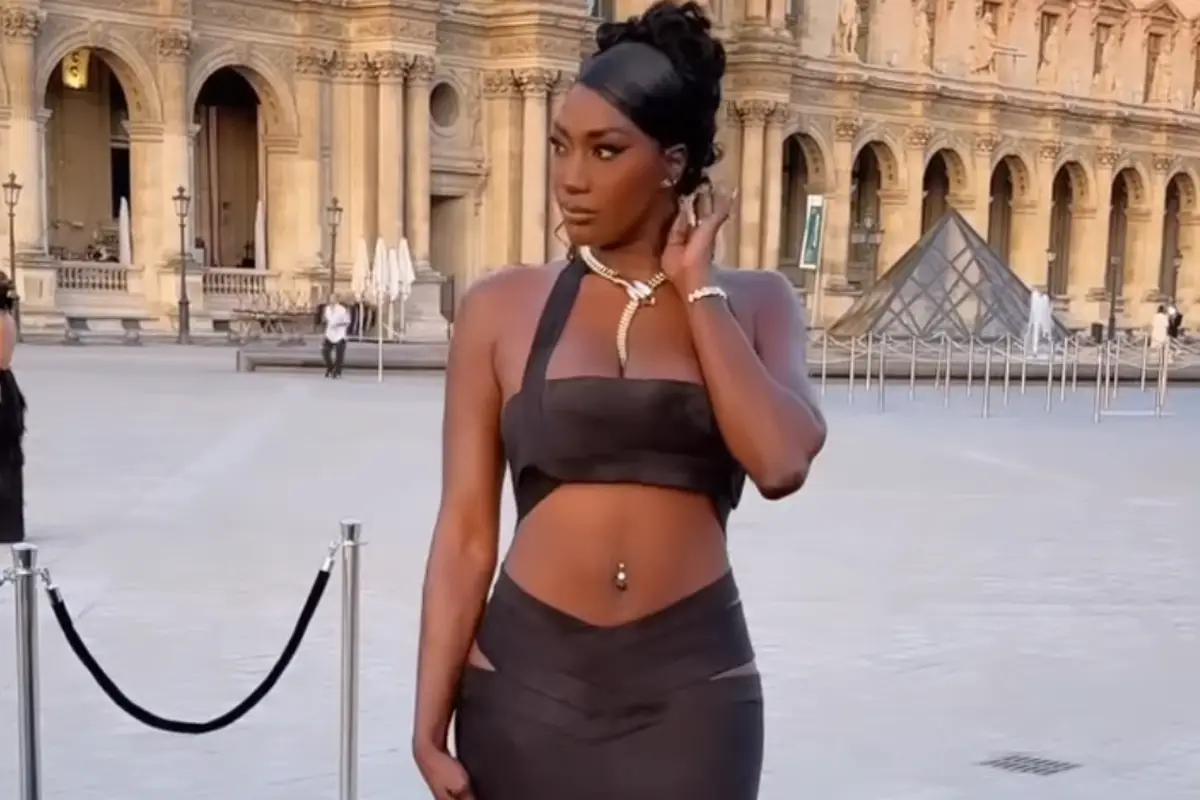 Aya Nakamura en robe Lancôme au Louvre