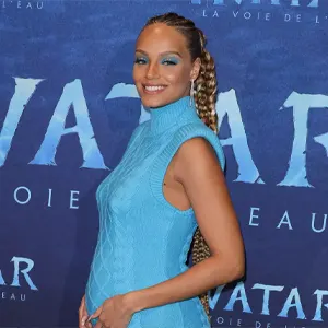 Alicia Aylies annonce publiquement sa grossesse à l'avant première du film Avatar 2